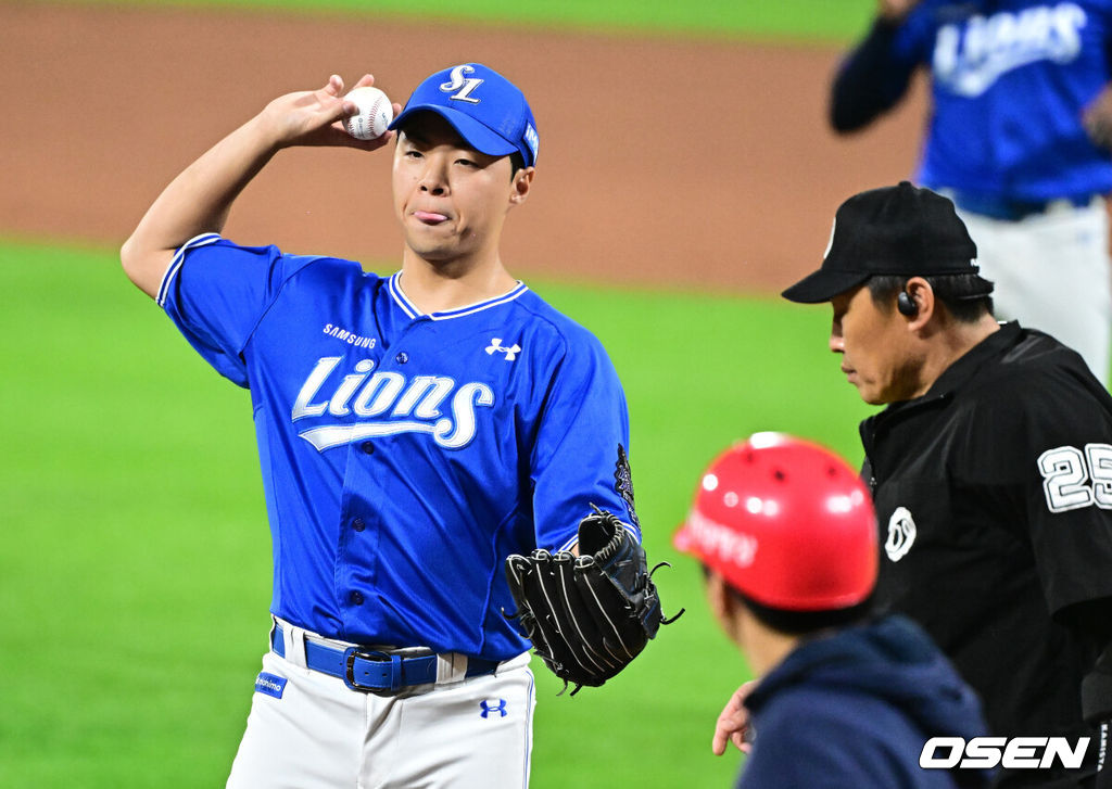 28일 광주 기아챔피언스필드에서 2024 신한 SOL뱅크 KBO 한국시리즈 5차전 KIA 타이거즈와 삼성 라이온즈의 경기가 열렸다.KIA는 양현종, 삼성은 이승현을 선발 투수로 내세웠다.5회말 2사 만루에서 삼성 김윤수가 KIA 김도영 타석에 폭투로 동점을 허용하며 아쉬워하고 있다. 2024.10.28 / jpnews@osen.co.kr