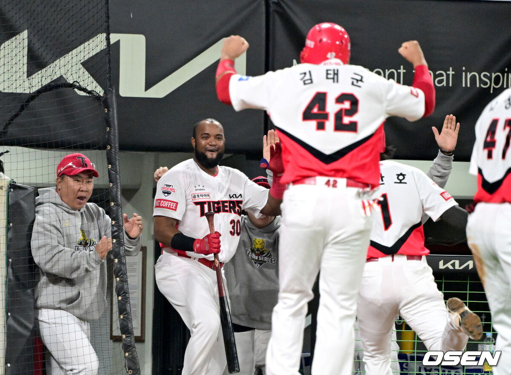 28일 광주 기아챔피언스필드에서 ‘2024 신한 SOL뱅크 KBO 한국시리즈’ 5차전 KIA 타이거즈와 삼성 라이온즈의 경기가 열렸다.KIA는 양현종, 삼성은 이승현를 선발 투수로 내세웠다.5회말 2사 만루 상황 KIA 김도영 타석 때 삼성 김윤수의 폭투로 포수 이병헌이 공을 놓쳤다. 이때 홈으로 쇄도해 득점에 성공한 박찬호와 김태군이 이범호 감독과 인사하며 기뻐하고 있다. 2024.10.28 / dreamer@osen.co.kr