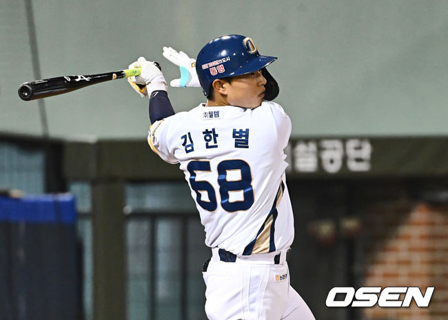 [OSEN=울산, 이석우 기자] 28일 울산 문수야구장에서 2024 울산-KBO Fall League NC 다이노스와 팀 LMB(멕시칸리그)의 준결승 경기가 열렸다. NC 다이노스는 노재원이 선발 출전하고 팀 LMB는 오스카르 발렌수엘라가 선발 출전했다. NC 다이노스 김한별이 4회말 1사 만루 역전 1타점 적시타를 치고 있다. 2024.10.28 / foto0307@osen.co.kr