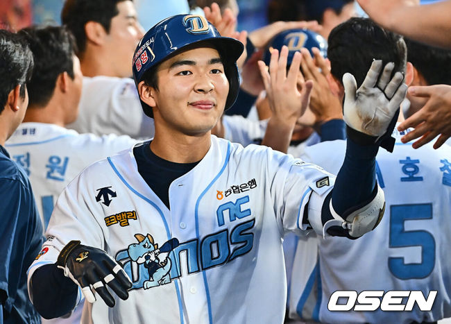 [OSEN=창원, 이석우 기자] 25일 창원NC파크에서 2024 신한 SOL 뱅크 KBO 리그 NC 다이노스와 KIA 타이거즈의 경기가 열렸다. 홈팀 NC는 요키시가 선발 출전하고 방문팀 KIA는 황동하가 선발 출전했다. NC 다이노스 김휘집이 3회말 1사 1,2루 좌월 역전 3점 홈런을 치고 하이파이브를 하고 있다. 2024.08.25 / foto0307@osen.co.kr