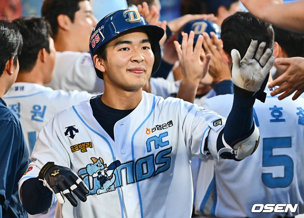 25일 창원NC파크에서 2024 신한 SOL 뱅크 KBO 리그 NC 다이노스와 KIA 타이거즈의 경기가 열렸다. 홈팀 NC는 요키시가 선발 출전하고 방문팀 KIA는 황동하가 선발 출전했다. NC 다이노스 김휘집이 3회말 1사 1,2루 좌월 역전 3점 홈런을 치고 하이파이브를 하고 있다. 2024.08.25 / foto0307@osen.co.kr