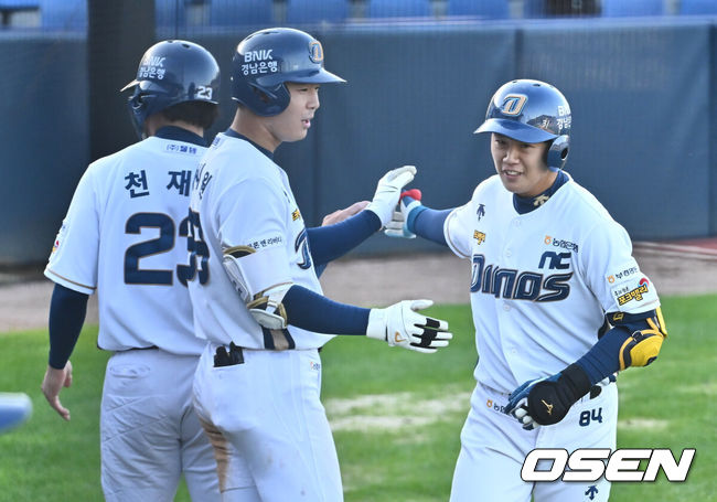 [OSEN=부산, 이석우 기자] 23일 부산 기장-현대차 드림 볼파크에서 2024 울산-KBO Fall League NC 다이노스와 쿠바의 경기가 열렸다. NC는 신영우가 선발 출전하고 쿠바는 유스니엘 파드론이 선발 출전했다. NC 다이노스 김세훈이 4회말 1사 1,2루 좌중월 3점 홈런을 치고 하이파이브를 하고 있다. 2024.10.23 / foto0307@osen.co.kr