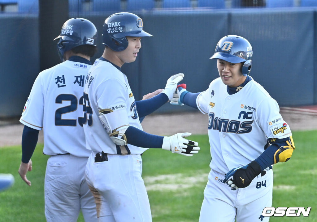 23일 부산 기장-현대차 드림 볼파크에서 2024 울산-KBO Fall League NC 다이노스와 쿠바의 경기가 열렸다. NC는 신영우가 선발 출전하고 쿠바는 유스니엘 파드론이 선발 출전했다. NC 다이노스 김세훈이 4회말 1사 1,2루 좌중월 3점 홈런을 치고 하이파이브를 하고 있다. 2024.10.23 / foto0307@osen.co.kr