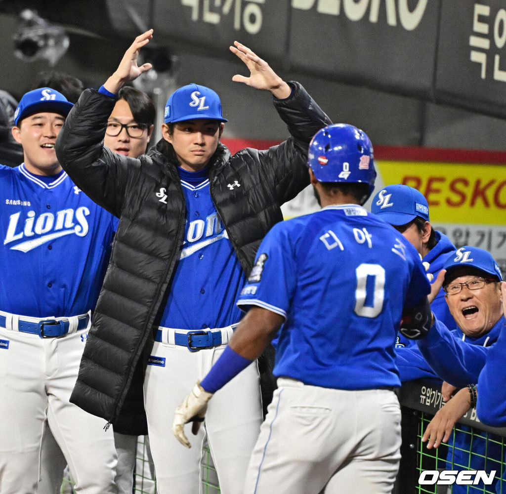 28일 광주 기아챔피언스필드에서 2024 신한 SOL뱅크 KBO 한국시리즈 5차전 KIA 타이거즈와 삼성 라이온즈의 경기가 열렸다.KIA는 양현종, 삼성은 이승현을 선발 투수로 내세웠다.1회초 2사 1루에서 삼성 디아즈가 선제 투런포를 날리며 구자욱과 기뻐하하고 있다 . 2024.10.28 / jpnews@osen.co.kr