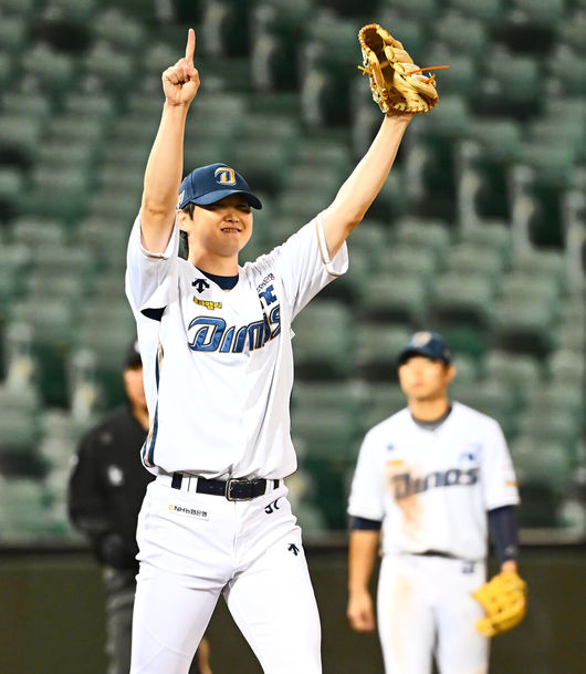 28일 울산 문수야구장에서 2024 울산-KBO Fall League NC 다이노스와 팀 LMB(멕시칸리그)의 준결승 경기가 열렸다. NC 다이노스는 노재원이 선발 출전하고 팀 LMB는 오스카르 발렌수엘라가 선발 출전했다. NC 다이노스 전사민이 팀 LMB 브라얀 멘도사를 삼진으로 잡고 6-3으로 승리, 결승 진출을 확정 짓고 손을 번쩍 들고 세리머니를 하고 있다. 2024.10.28 / foto0307@osen.co.kr