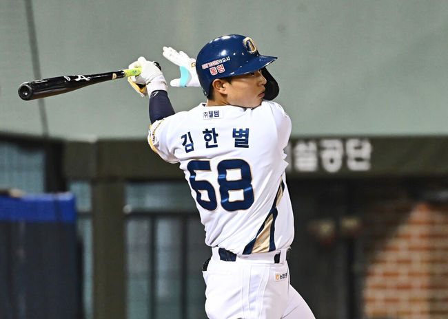 28일 울산 문수야구장에서 2024 울산-KBO Fall League NC 다이노스와 팀 LMB(멕시칸리그)의 준결승 경기가 열렸다. NC 다이노스는 노재원이 선발 출전하고 팀 LMB는 오스카르 발렌수엘라가 선발 출전했다. NC 다이노스 김한별이 4회말 1사 만루 역전 1타점 적시타를 치고 있다. 2024.10.28 / foto0307@osen.co.kr