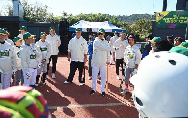 전국 52명의 야구 꿈나무들이 참여한 제2회 김태균 야구캠프가 충남 홍성군에서 성황리에 개최됐다. 유희관 위원이 지도를 하고 있다. /티케이오시비 제공