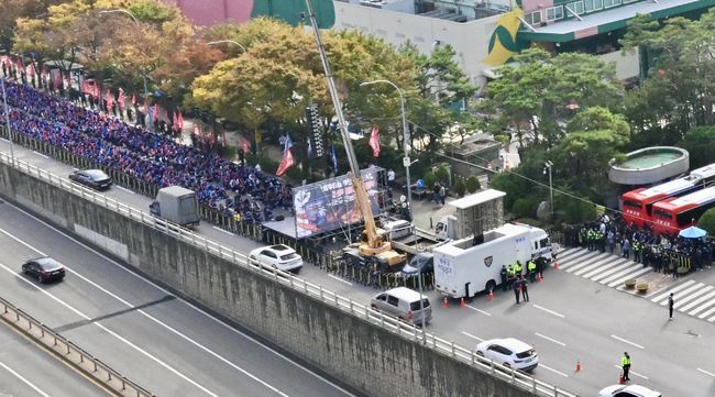 현대트랜시스 노조원 등 1,000여 명은 지난 28일 현대차∙기아 양재사옥 앞 3개 차선을 막은 채 대형 무대와 초대형 스피커를 설치하고, 모욕적인 표현이 담긴 현수막과 보행자를 위협할 수 있는 대형 깃발 등을 동원해 대대적인 집회를 진행했다. 현대트랜시스 노조는 작년 회사 영업이익의 2배에 달하는 과도한 성과급을 요구하며 파업을 22일째 이어가고 있다. /독자제공.