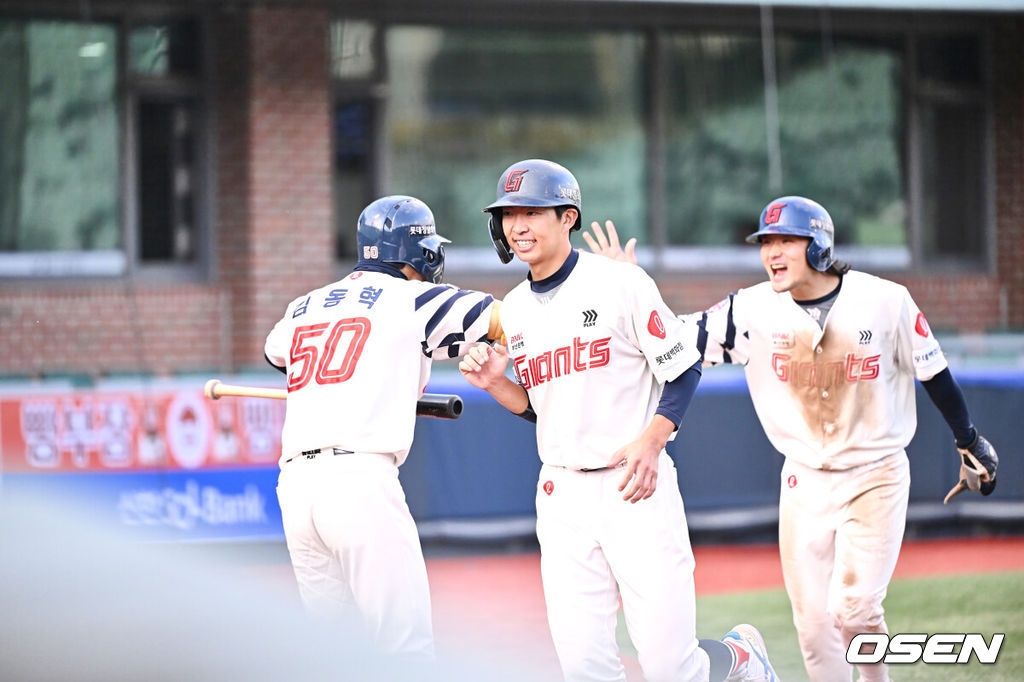 29일 울산 문수야구장에서 2024 울산-KBO Fall League 롯데 자이언츠와 NC 다이노스의 결승 경기가 열렸다. 롯데 자이언츠는 현도훈이 선발 출전하고 NC 다이노스는 이용준이 선발 출전했다. 롯데 자이언츠 김민석과 신윤후가 5회말 2사 1,3루 추재현의 역전 2타점 2루타때 득점을 올리고 하이파이브를 하고 있다. 2024.10.29 / foto0307@osen.co.kr