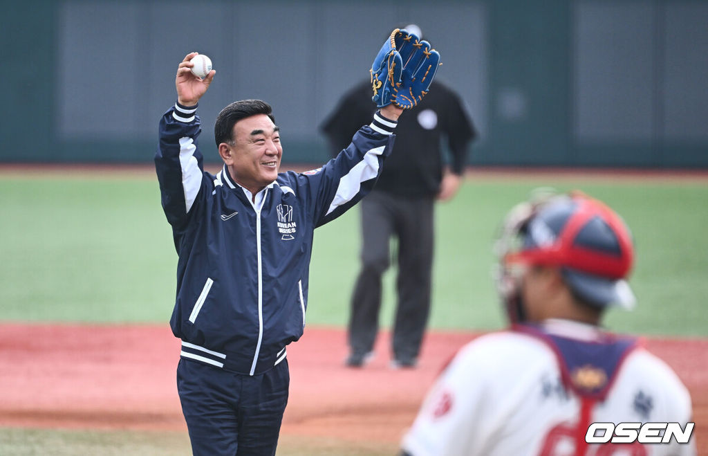 29일 울산 문수야구장에서 2024 울산-KBO Fall League 롯데 자이언츠와 NC 다이노스의 결승 경기가 열렸다. 롯데 자이언츠는 현도훈이 선발 출전하고 NC 다이노스는 이용준이 선발 출전했다. 김두겸 울산 시장이 2024 울산-KBO Fall League 롯데 자이언츠와 NC 다이노스의 결승 경기에서 시구를 하고 팬들에게 인사를 하고 있다. 2024.10.29 / foto0307@osen.co.kr