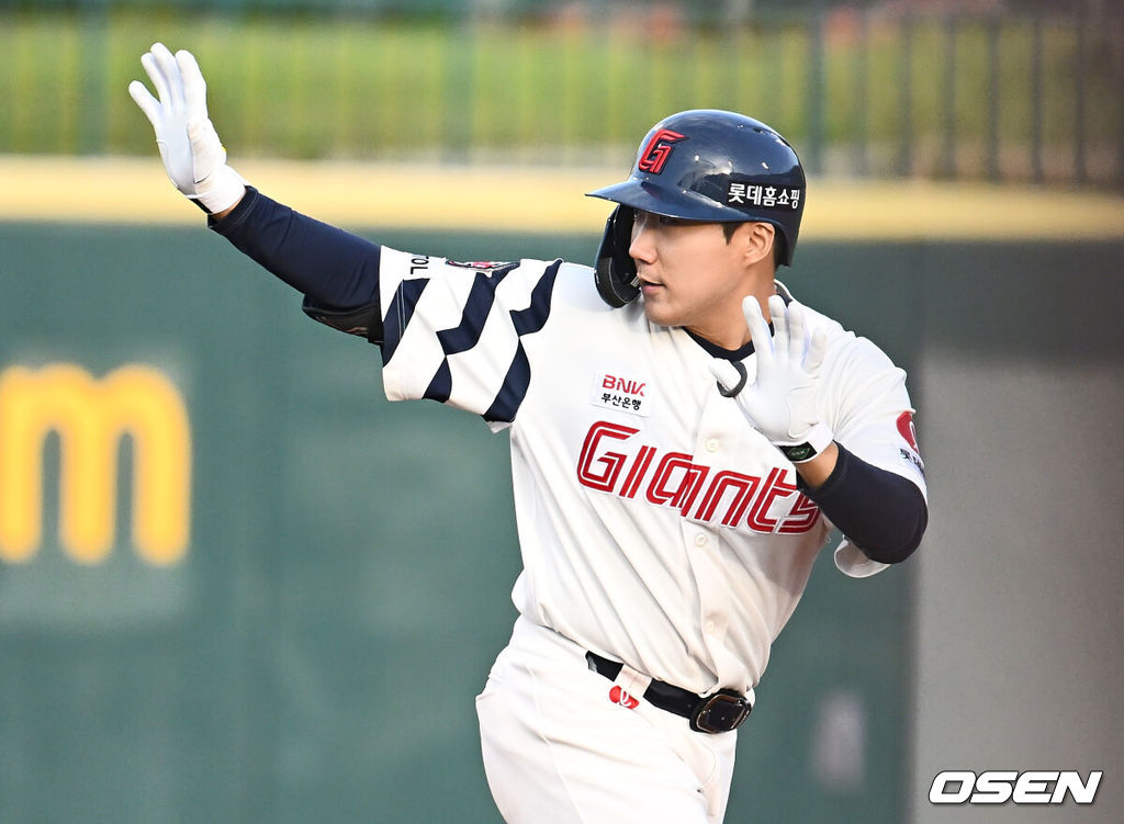 29일 울산 문수야구장에서 2024 울산-KBO Fall League 롯데 자이언츠와 NC 다이노스의 결승 경기가 열렸다. 롯데 자이언츠는 현도훈이 선발 출전하고 NC 다이노스는 이용준이 선발 출전했다. 롯데 자이언츠 추재현이 5회말 2사 1,3루 역전 2타점 2루타를 치고 환호하고 있다. 2024.10.29 / foto0307@osen.co.kr