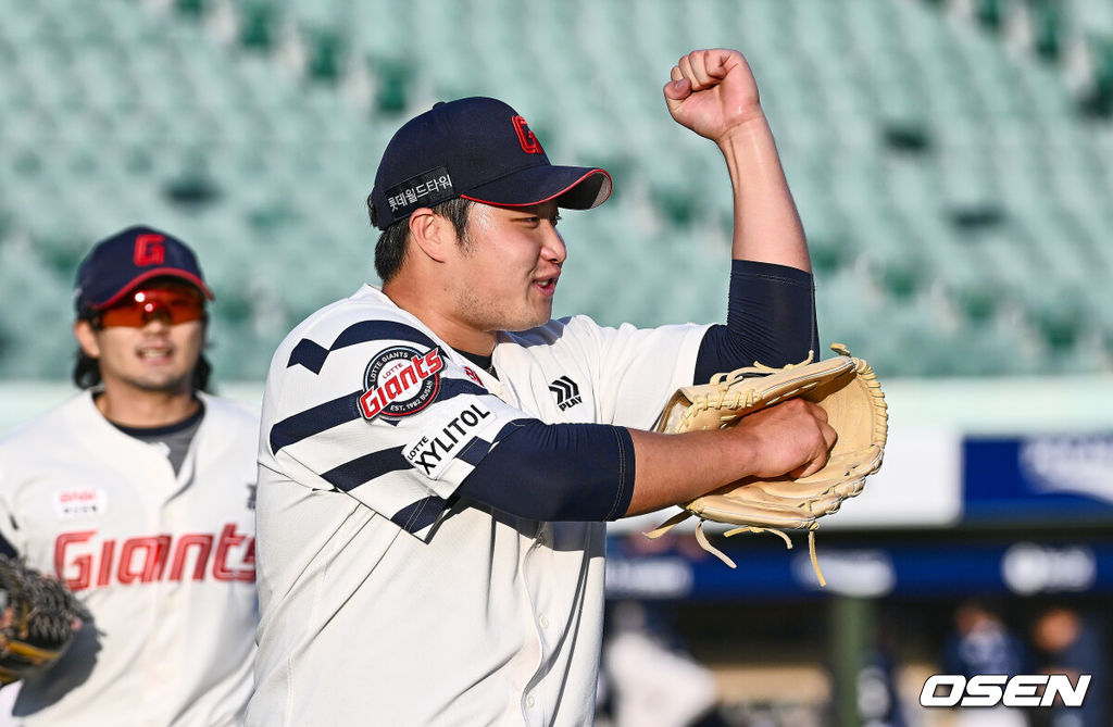 29일 울산 문수야구장에서 2024 울산-KBO Fall League 롯데 자이언츠와 NC 다이노스의 결승 경기가 열렸다. 롯데 자이언츠는 현도훈이 선발 출전하고 NC 다이노스는 이용준이 선발 출전했다. 롯데 자언언츠 진승현이 5회초 1사 만루 NC 다이노스 박한결을 병살로 잡고 환호하고 있다. 2024.10.29 / foto0307@osen.co.kr