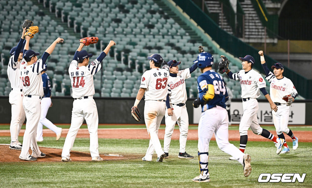 29일 울산 문수야구장에서 2024 울산-KBO Fall League 롯데 자이언츠와 NC 다이노스의 결승 경기가 열렸다. 롯데 자이언츠는 현도훈이 선발 출전하고 NC 다이노스는 이용준이 선발 출전했다. 롯데 자이언츠 선수들이 NC 다이노스를 10-2로 누르고 우승을 차지한 후 기쁨을 나누고 있다. 2024.10.29 / foto0307@osen.co.kr