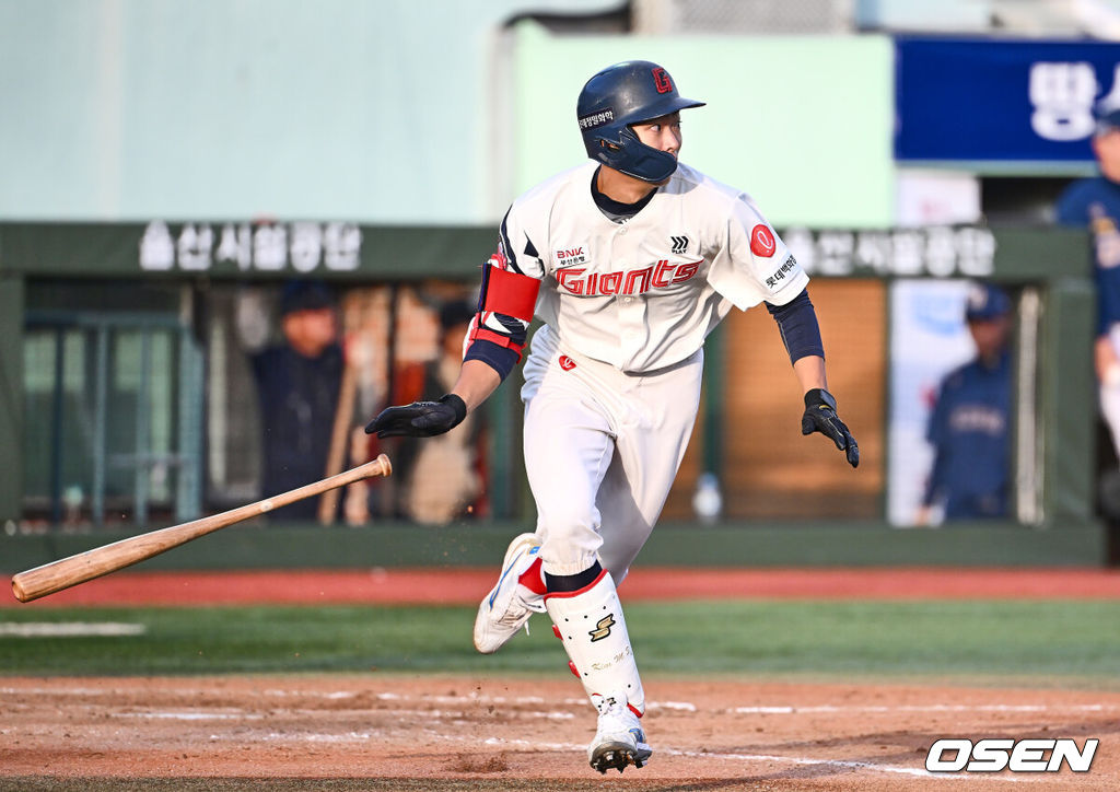 29일 울산 문수야구장에서 2024 울산-KBO Fall League 롯데 자이언츠와 NC 다이노스의 결승 경기가 열렸다. 롯데 자이언츠는 현도훈이 선발 출전하고 NC 다이노스는 이용준이 선발 출전했다. 롯데 자이언츠 김민석이 5회말 2사 3루 중전 1타점 3루타를 치고 있다. 2024.10.29 / foto0307@osen.co.kr