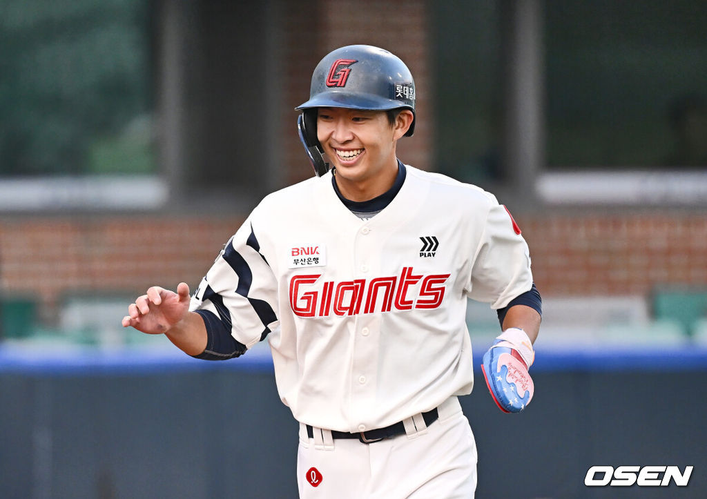 29일 울산 문수야구장에서 2024 울산-KBO Fall League 롯데 자이언츠와 NC 다이노스의 결승 경기가 열렸다. 롯데 자이언츠는 현도훈이 선발 출전하고 NC 다이노스는 이용준이 선발 출전했다. 롯데 자이언츠 김민석이 6회말 1사 2루 추재현의 1타점 안타때 득점을 올리고 하이파이브를 하고 있다. 2024.10.29 / foto0307@osen.co.kr