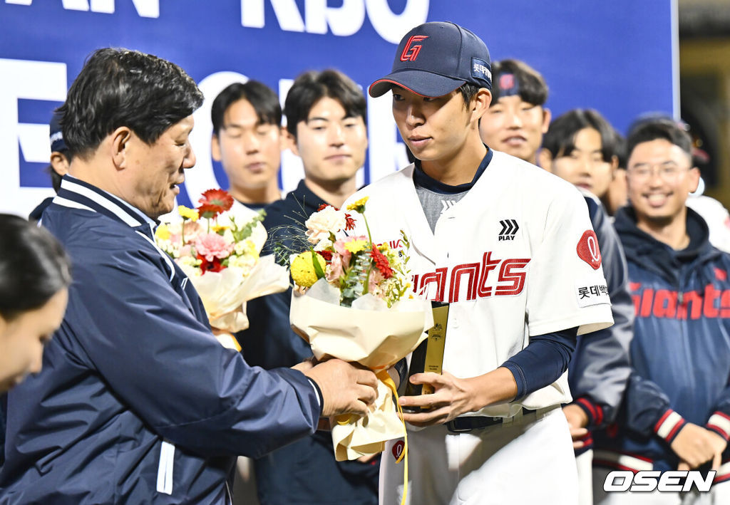 29일 울산 문수야구장에서 2024 울산-KBO Fall League 롯데 자이언츠와 NC 다이노스의 결승 경기가 열렸다. 롯데 자이언츠가 NC 다이노스에 10-2로 승리, 우승을 차지했다. 롯데 자이언츠 김민석이 MVP상을 수상하고 있다. 2024.10.29 / foto0307@osen.co.kr