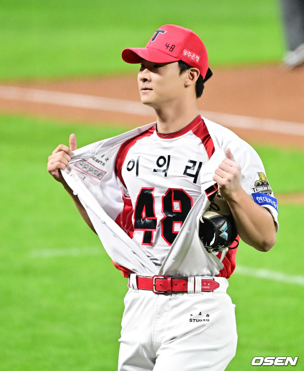 28일 광주 기아챔피언스필드에서 2024 신한 SOL뱅크 KBO 한국시리즈 5차전 KIA 타이거즈와 삼성 라이온즈의 경기가 열렸다.KIA는 양현종, 삼성은 이승현을 선발 투수로 내세웠다.6회초 수비를 마치고 KIA 곽도규가 이의리 유니폼을 보이며 더그아웃으로 향하고 있다. 2024.10.28 / jpnews@osen.co.kr