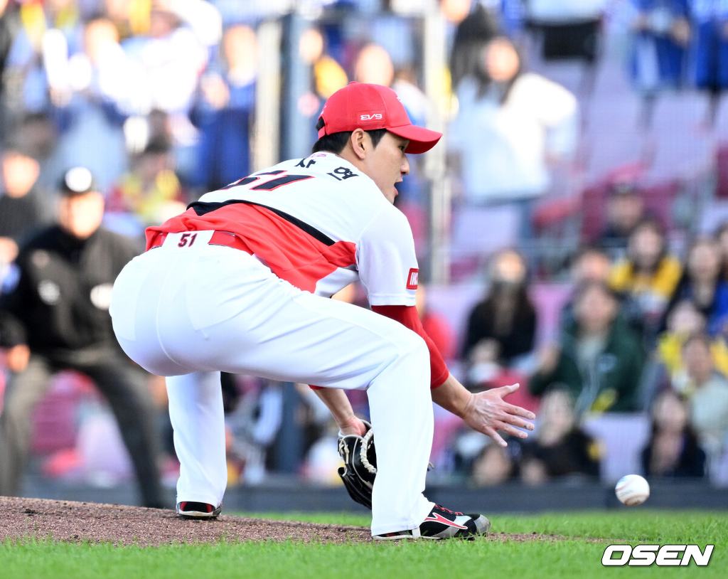 23일 오후 광주-기아 챔피언스필드에서 2024 신한 SOL Bank KBO리그 삼성 라이온즈와 KIA 타이거즈의 한국시리즈(KS·7전4선승제) 1차전 서스펜디드 경기가 열렸다.가을야구 사상 첫 서스펜디드 게임으로 일정이 꼬인 2024 KBO 한국시리즈(KS)는 초유의 2박3일 경기에 실질적인 더블헤더로 치러진다. 이날 1차전 서스펜디드 게임과 2차전이 차례로 펼쳐진다.6회초 2사 만루에서 KIA 전상현이 삼성 이재현을 땅볼로 처리하고 있다. 2024.10.23 / sunday@osen.co.kr