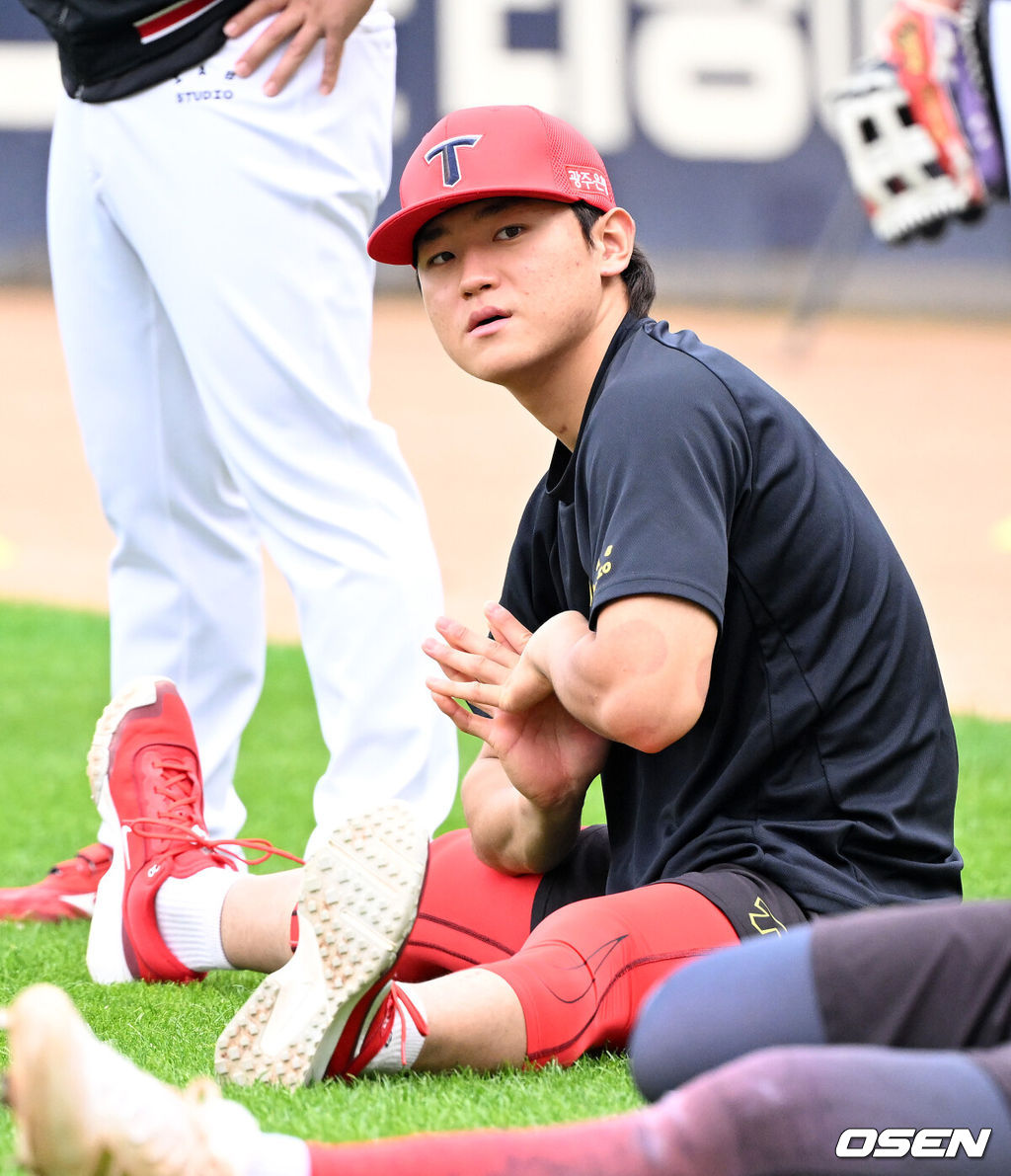 28일 광주 기아챔피언스필드에서 2024 신한 SOL뱅크 KBO 한국시리즈 5차전 KIA 타이거즈와 삼성 라이온즈의 경기가 열렸다.KIA는 양현종, 삼성은 이승현을 선발 투수로 내세웠다.경기에 앞서 KIA 김도영이 스트레칭을 하고 있다. 2024.10.28 / sunday@osen.co.kr