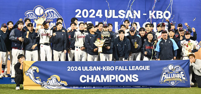 29일 울산 문수야구장에서 2024 울산-KBO Fall League 롯데 자이언츠와 NC 다이노스의 결승 경기가 열렸다. 롯데 자이언츠가 NC 다이노스에 10-2로 승리, 우승을 차지했다. 2024 울산-KBO Fall League 우승을 차지한 롯데 자이언츠 선수들이 기념촬영을 하고 있다. 2024.10.29 / foto0307@osen.co.kr