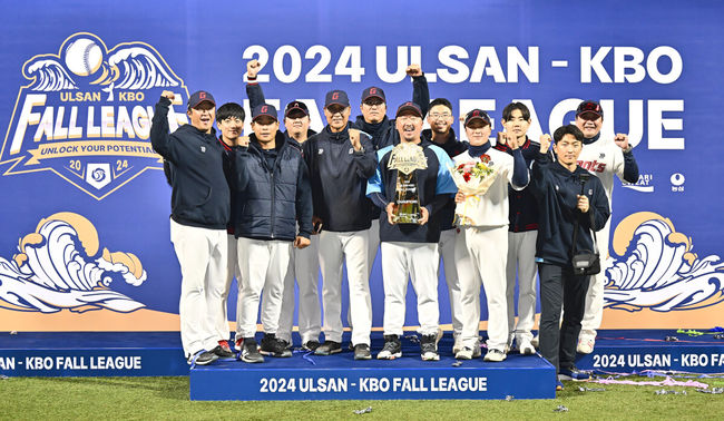 29일 울산 문수야구장에서 2024 울산-KBO Fall League 롯데 자이언츠와 NC 다이노스의 결승 경기가 열렸다. 롯데 자이언츠가 NC 다이노스에 10-2로 승리, 우승을 차지했다. 2024 울산-KBO Fall League 우승을 차지한 롯데 자이언츠 김용희 2군 감독과 코치들이 기념촬영을 하고 있다. 2024.10.29 / foto0307@osen.co.kr