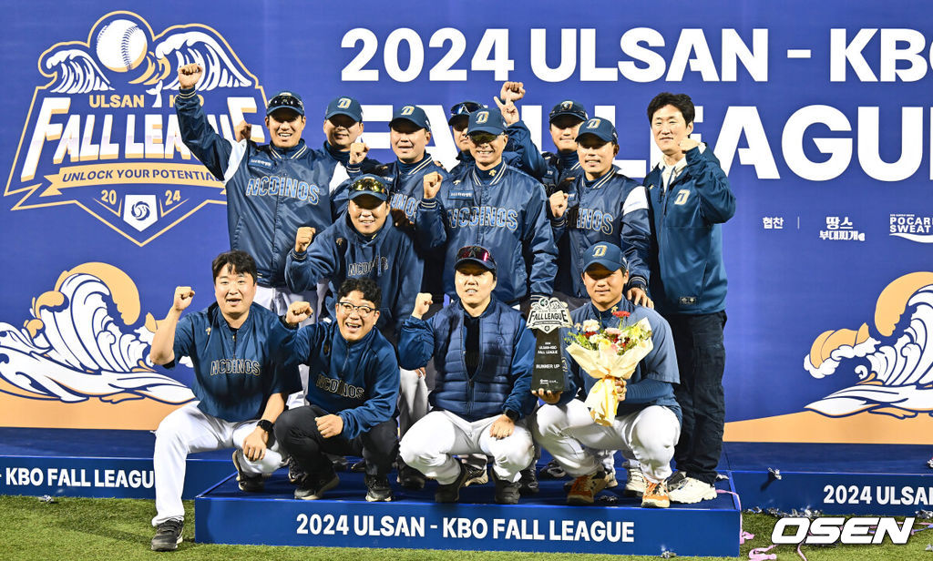 29일 울산 문수야구장에서 2024 울산-KBO Fall League 롯데 자이언츠와 NC 다이노스의 결승 경기가 열렸다. 롯데 자이언츠가 NC 다이노스에 10-2로 승리, 우승을 차지했다. 2024 울산-KBO Fall League 준우승을 차지한 NC 다이노스 공필성 2군 감독과 코치들이 기념촬영을 하고 있다. 2024.10.29 / foto0307@osen.co.kr