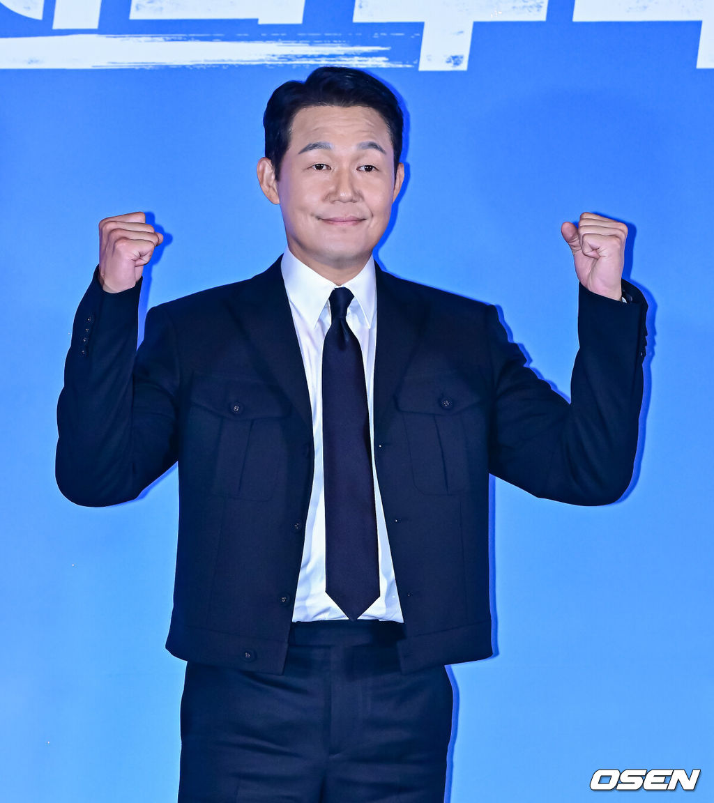 13일 오후 서울 CGV 용산 아이파크몰에서 영화 ‘필사의 추격’ 언론시사회가 열렸다.'필사의 추격'(감독 김재훈, 제공배급 TCO㈜더콘텐츠온, 제작 ㈜콘텐츠지·TCO㈜더콘텐츠온)은 상극 중에 상극인 사기꾼과 분노조절장애 형사, 그리고 조직 보스가 각자 다른 이유로 제주에 모이며 펼쳐지는 대환장 추격전을 그린 작품이다. 배우 박성웅이 포토타임을 하고 있다. 2024.08.13 / jpnews@osen.co.kr