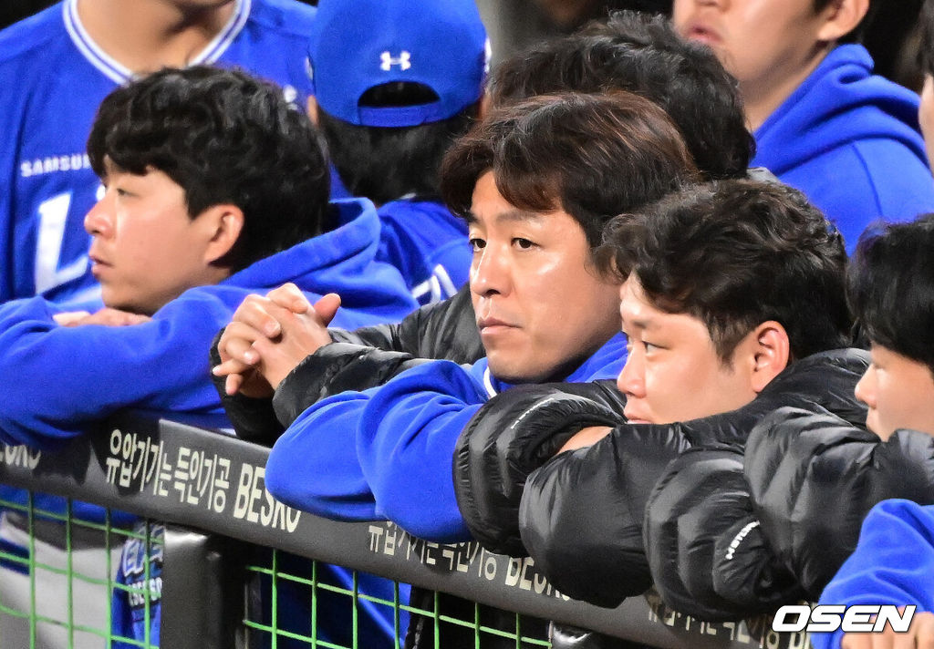 28일 광주 기아챔피언스필드에서 2024 신한 SOL뱅크 KBO 한국시리즈 5차전 KIA 타이거즈와 삼성 라이온즈의 경기가 열렸다.KIA는 양현종, 삼성은 이승현을 선발 투수로 내세웠다.선발에서 제외된 삼성 강민호가 더그아웃에서 경기를 기디리고 있다. 2024.10.28 / jpnews@osen.co.kr