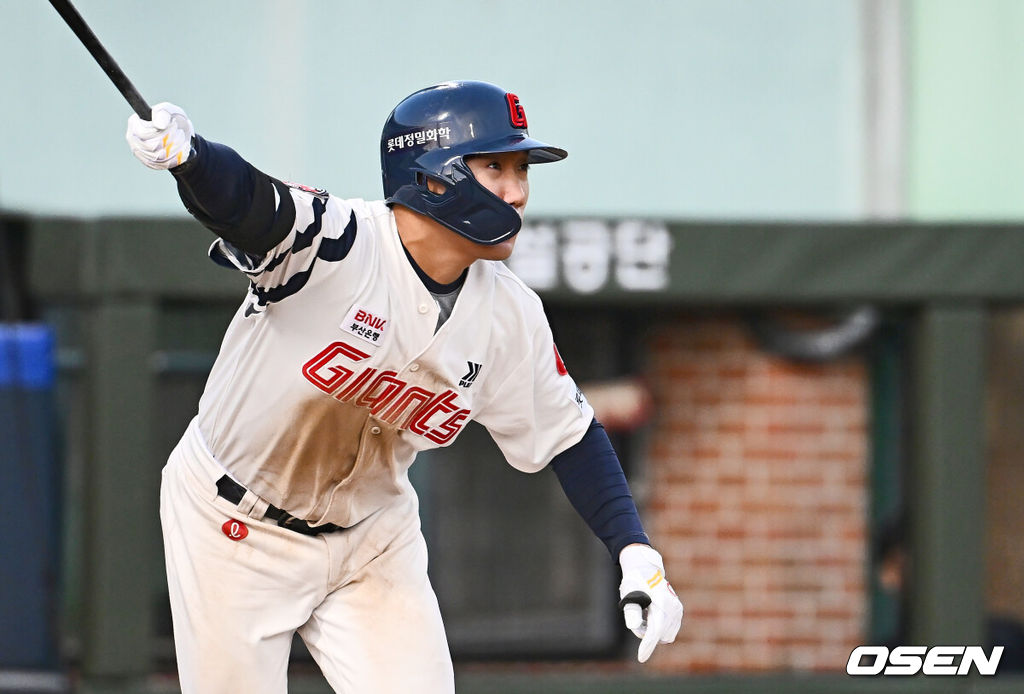 29일 울산 문수야구장에서 2024 울산-KBO Fall League 롯데 자이언츠와 NC 다이노스의 결승 경기가 열렸다. 롯데 자이언츠는 현도훈이 선발 출전하고 NC 다이노스는 이용준이 선발 출전했다. 롯데 자이언츠 추재현이 6회말 1사 2루 1타점 안타를 치고 있다. 2024.10.29 / foto0307@osen.co.kr