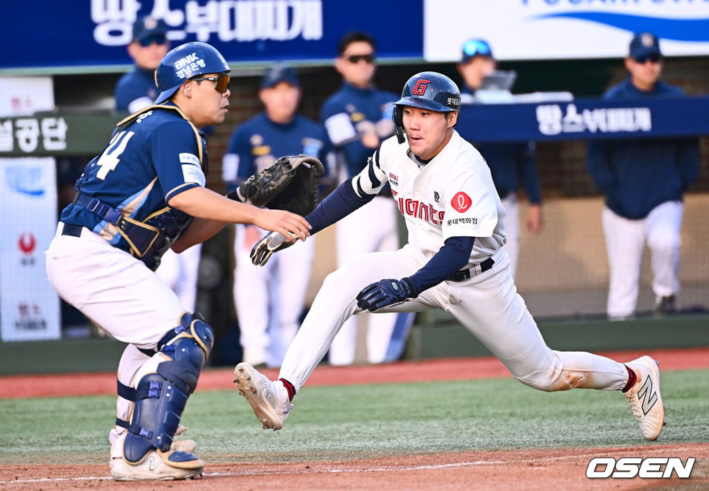 29일 울산 문수야구장에서 2024 울산-KBO Fall League 롯데 자이언츠와 NC 다이노스의 결승 경기가 열렸다. 롯데 자이언츠는 현도훈이 선발 출전하고 NC 다이노스는 이용준이 선발 출전했다. 롯데 자이언츠  추재현이 5회말 2사 3루 소한빈의 1타점 적시타때 득점을 올리고 있다. 2024.10.29 / foto0307@osen.co.kr