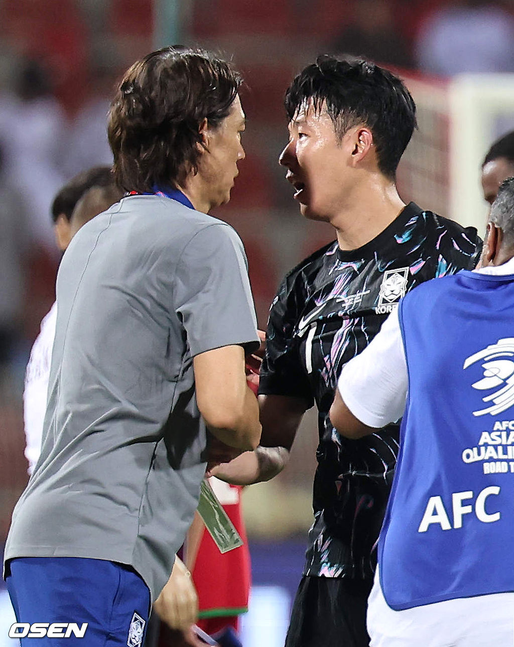 홍명보 감독이 이끄는 대한민국 축구 국가대표팀은 10일 오후 11시(이하 한국시간) 오만 무스카트의 술탄 카부스 종합운동장에서 오만과 2026 국제축구연맹(FIFA) 북중미 월드컵 아시아 지역 3차 예선 B조 2차전 맞대결에서 3-1 승리를 거뒀다.이로써 홍명보호는 지난 팔레스타인전 충격을 딛고 첫 승을 신고하는 데 성공했다.경기 종료 후 대한민국 홍명보 감독이 손흥민과 승리의 기쁨을 나누고 있다. 2024.09.10 / rumi@osen.co.kr