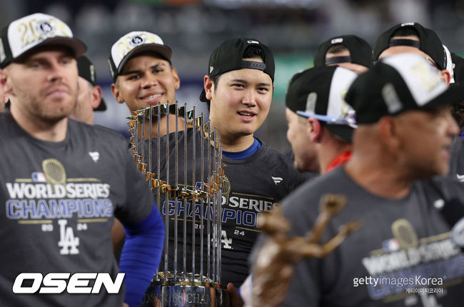 [사진] LA 다저스 오타니 쇼헤이가 월드시리즈 우승 트로피를 들고 있다. ⓒGettyimages(무단전재 및 재배포 금지)