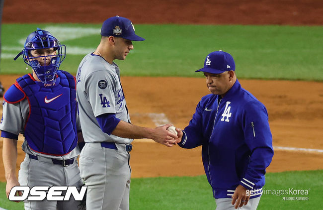 [사진] LA 다저스 데이브 로버츠 감독(오른쪽)이 잭 플래허티를 교체하고 있다. ⓒGettyimages(무단전재 및 재배포 금지)