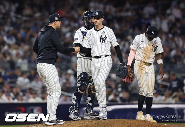 [사진] 뉴욕 양키스 애런 분(왼쪽) 감독이 루크 위버를 교체하고 있다. ⓒGettyimages(무단전재 및 재배포 금지)