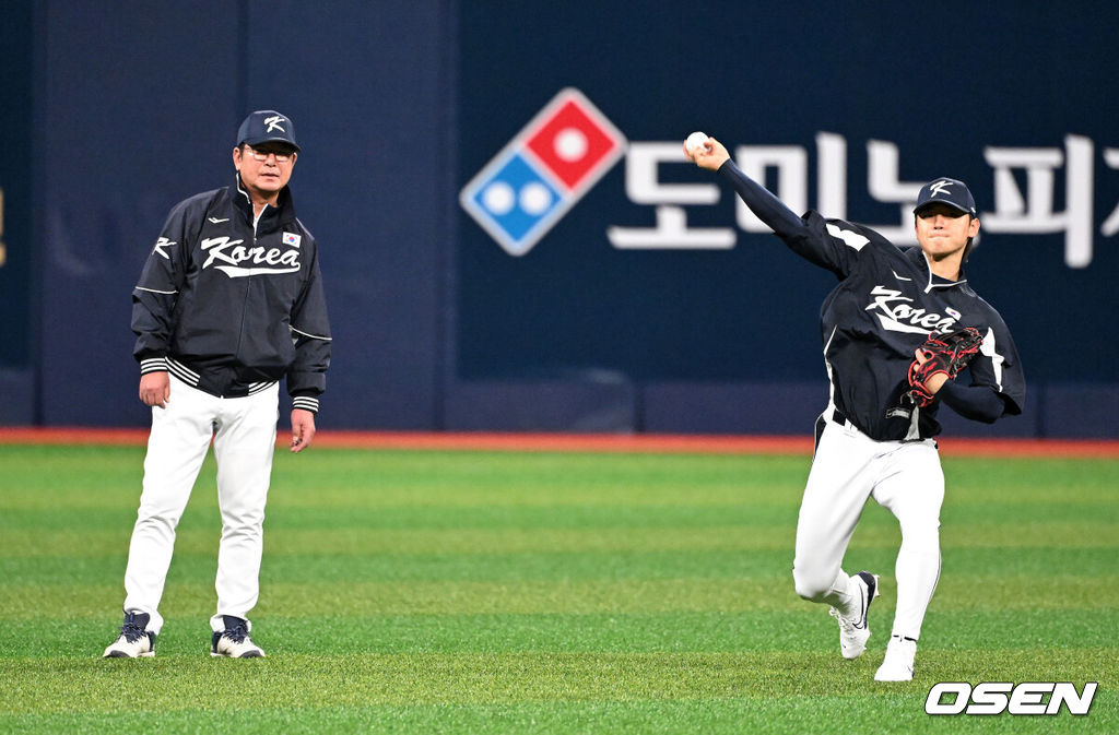 류중일 감독이 이끄는 야구대표팀이 1일 서울 구로구 고척스카이돔에서 2024 세계야구 소프트볼 연맹(WBSC) 프리미어12 대비 쿠바와의 평가전을 가졌다.류중일 감독이 이끄는 프리미어12 대표팀은 1~2일 서울 고척스카이돔에서 쿠바와 두 차례 평가전을 치른 뒤, 이틀 통해 최종 엔트리(28명)을 결정한다.대표팀 류중일 감독이 김도영을 바라보고 있다. 2024.11.01 /sunday@osen.co.kr