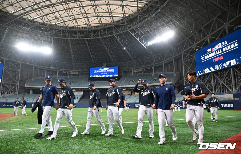 류중일 감독이 이끄는 야구대표팀이 1일 서울 구로구 고척스카이돔에서 2024 세계야구 소프트볼 연맹(WBSC) 프리미어12 대비 쿠바와의 평가전을 가졌다.류중일 감독이 이끄는 프리미어12 대표팀은 1~2일 서울 고척스카이돔에서 쿠바와 두 차례 평가전을 치른 뒤, 이틀 통해 최종 엔트리(28명)을 결정한다.대표팀이 훈련을 마치고 더그아웃으로 가고 있다. 2024.11.01 /sunday@osen.co.kr