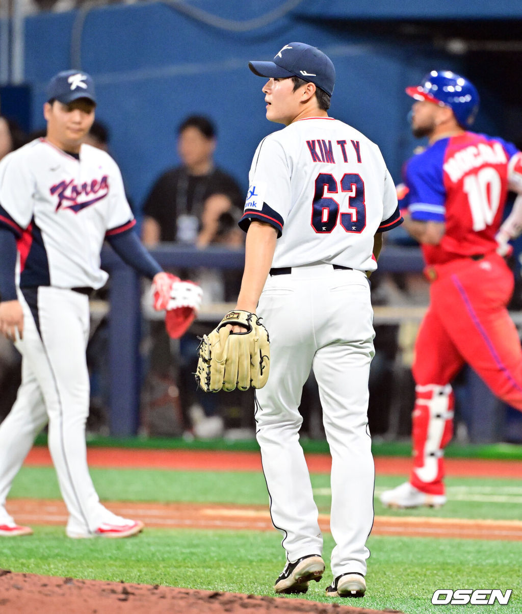 류중일 감독이 이끄는 야구 대표팀이 1일 서울 구로구 고척스카이돔에서 2024 세계야구 소프트볼 연맹(WBSC) 프리미어12 대비 쿠바와의 평가전을 가졌다.류중일 감독이 이끄는 프리미어12 대표팀은 1~2일 서울 고척스카이돔에서 쿠바와 두 차례 평가전을 치른 뒤, 이틀 통해 최종 엔트리(28명)을 결정한다. 3회초 2사 1루 한국 김택연이 쿠바 몬카다 뜬공을 보며 더그아웃으로 향하고 있다. 2024.11.01 /cej@osen.co.kr