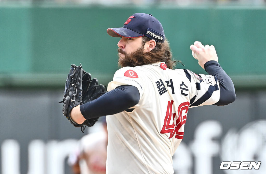 15일 부산 사직야구장에서 2024 신한 SOL 뱅크 KBO 리그 롯데 자이언츠와 한화 이글스의 경기가 열렸다. 홈팀 롯데는 윌커슨이 선발 출전하고 한화는 와이스가 선발 출전했다.롯데 자이언츠 선발 투수 윌커슨이 역투하고 있다. 2024.09.15 / foto0307@osen.co.kr