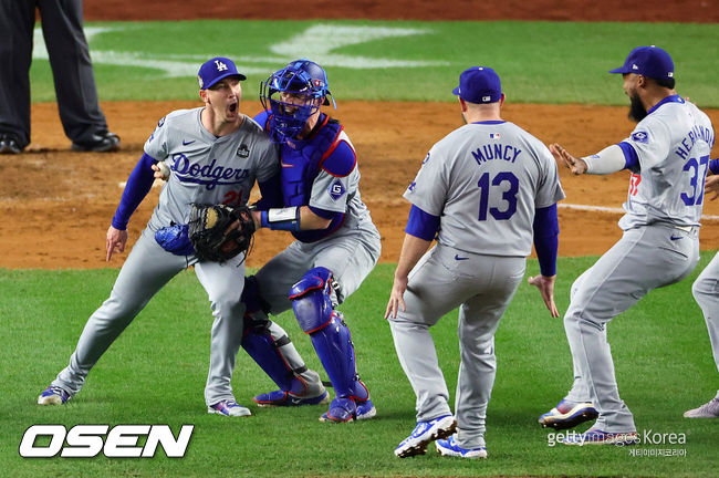 [사진] LA 다저스 워커 뷸러(왼쪽)가 월드시리즈 우승 확정 후 동료들과 기뻐하고 있다. ⓒGettyimages(무단전재 및 재배포 금지)