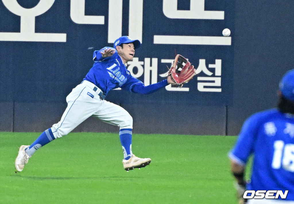 28일 광주 기아챔피언스필드에서 2024 신한 SOL뱅크 KBO 한국시리즈 5차전 KIA 타이거즈와 삼성 라이온즈의 경기가 열렸다.KIA는 양현종, 삼성은 이승현을 선발 투수로 내세웠다.4회말 무사에서 삼성 김지찬이 KIA 이창진의 중견수 플라이 타구를 처리하고 있다. 2024.10.28 / jpnews@osen.co.kr