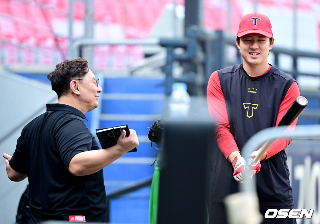 2일 오후 광주-KIA 챔피언스필드에서 ‘2024 신한 SOL Bank KBO리그’ KIA 타이거즈와 KT 위즈의 경기가 열린다.이날 홈팀 KIA는 제임스 네일, 방문팀 KT는 엄상백을 선발로 내세운다.경기를 앞두고 KIA 최원준과 심재학 단장이 대화를 나누고 있다. 2024.05.02 / dreamer@osen.co.kr