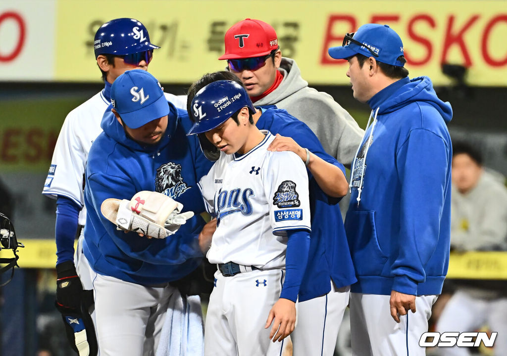 25일 대구 삼성라이온즈파크에서 2024 신한 SOL뱅크 KBO 포스트시즌 한국시리즈 삼성 라이온즈와 KIA 타이거즈의 3차전 경기가 열렸다. 홈팀 삼성은 대니 레예스, 방문팀 KIA는 에릭 라우어를 선발 투수로 내세웠다.삼성 라이온즈 김지찬이 8회말 KIA 타이거즈 최지민의 투구에 맞고 파스를 바르고 있다. 2024.10.25 / foto0307@osen.co.kr