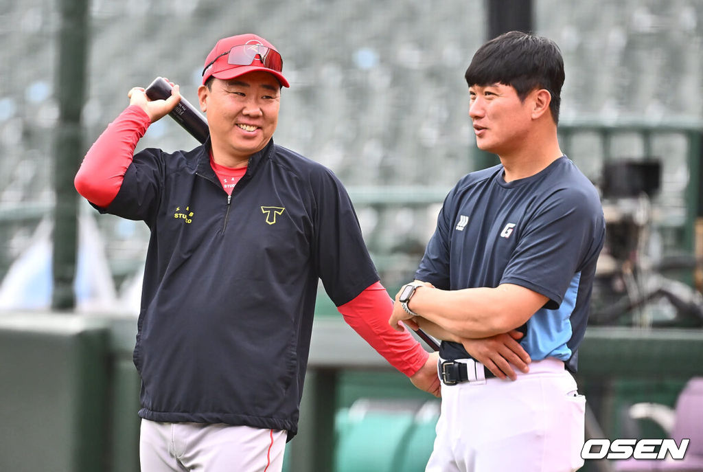 25일 부산 사직야구장에서 2024 신한 SOL 뱅크 KBO 리그 롯데 자이언츠와 KIA 타이거즈의 경기가 열렸다. 홈팀 롯데는 나균안이 선발 출전하고 KIA는 네일이 선발 출전했다.KIA 타이거즈 이범호 감독이 롯데 김주찬 코치와 얘기하고 있다. 2024.06.25 / foto0307@osen.co.kr