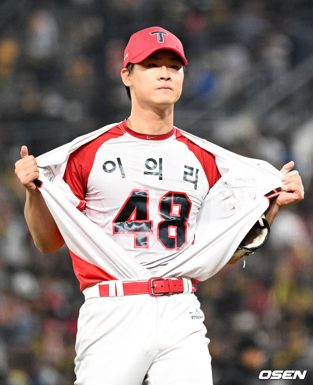 28일 광주 기아챔피언스필드에서 2024 신한 SOL뱅크 KBO 한국시리즈 5차전 KIA 타이거즈와 삼성 라이온즈의 경기가 열렸다.KIA는 양현종, 삼성은 이승현을 선발 투수로 내세웠다.6회초 2사 1루에서 KIA 곽도규가 삼성 이재현을 땅볼로 처리하고 상의를 벗어 이의리의 유니폼을 보여주고 있다. 2024.10.28 / 