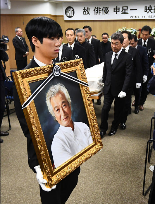 배우 신성일(본명 강신성일)의 영결식이 6일 오전 서울 송파구 서울아산병원 장례식장에서 영화인장으로 거행된 가운데 유족과 관계자들이 고인의 영정을 운구하고 있다.