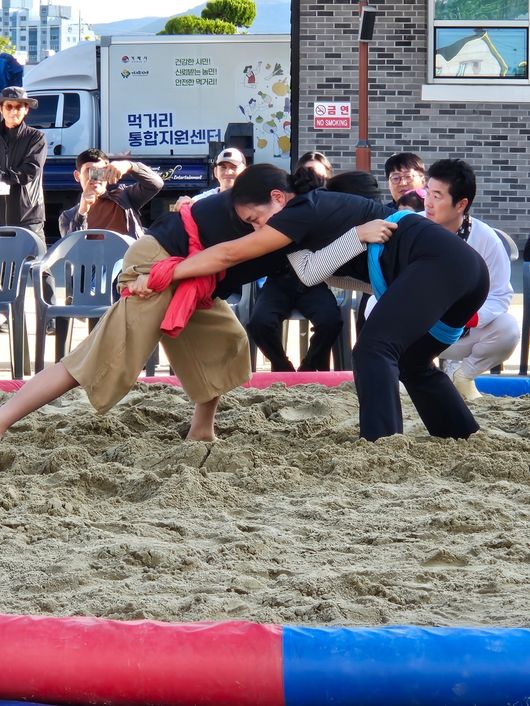 대한씨름협회 ‘2024 민속씨름 저변확대’ 사업의 일환인 ‘찾아가는 전통씨름’이 지난 2일 ‘제18회 거제섬꽃축제’에서 개최됐다. / 대한씨름협회