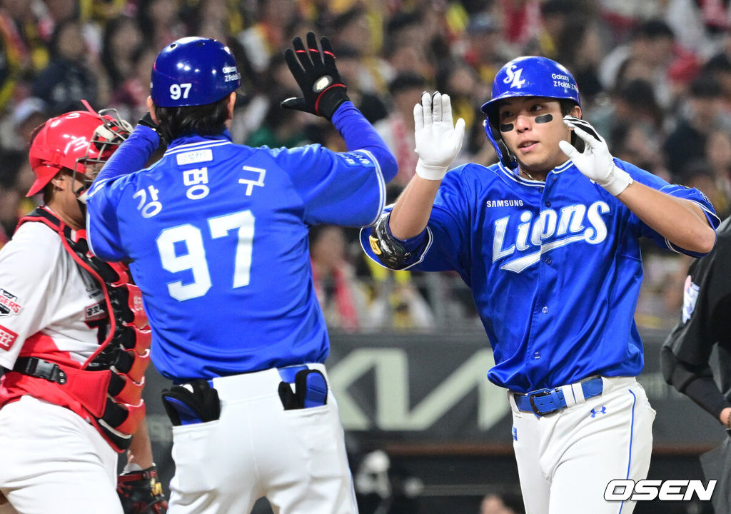 28일 광주 기아챔피언스필드에서 ‘2024 신한 SOL뱅크 KBO 한국시리즈’ 5차전 KIA 타이거즈와 삼성 라이온즈의 경기가 열렸다.KIA는 양현종, 삼성은 이승현를 선발 투수로 내세웠다.1회초 2사 주자없는 상황 삼성 김영웅이 달아나는 우중간 솔로포를 날리고 홈을 밟으며 강명구 코치와 인사를 나누고 있다. 2024.10.28 / dreamer@osen.co.kr