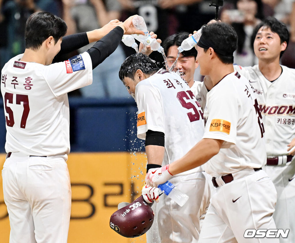 14일 오후 서울 고척스카이돔에서 ‘2024 신한 SOL BANK KBO리그’ 키움 히어로즈와 KIA 타이거즈의 경기가 진행됐다. 이 경기에서 키움은 최주환의 9회말 끝내기 홈런에 힘입어 2-1로 KIA에 역전승 했다. 9회말 1사 키움 최주환이 우월 끝내기 홈런을 때린 후 송성문의 끝내기 물세례를 받고 있다. 2024.08.14 / rumi@osen.co.kr