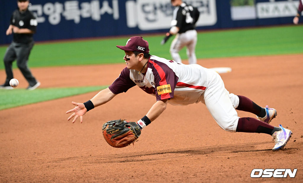 4일 오후 서울 고척스카이돔에서 ‘2024 신한 SOL BANK KBO리그’ 키움 히어로즈와 LG 트윈스의 경기가 진행됐다. 9회초 2사 만루 키움 1루수 최주환이 LG 김현수의 1루수 땅볼 타구를 1루 베이스 커버온 투수 조상우에게 토스 송구하고 있다.  2024.07.04 / ksl0919@osen.co.kr