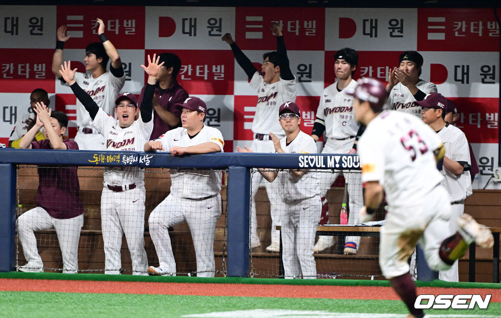 22일 오후 서울 고척스카이돔에서 ‘2024 신한 SOL BANK KBO리그’ 키움 히어로즈와 NC 다이노스의 경기가 열렸다.이날 키움은 후라도, NC는 하트가 선발로 나섰다. 8회말 1사 3루에서 키움 최주환이 동점 1타점 적시타를 날리자 더그아웃의 코칭스태프와 동료선수들이 환호하고 있다. 2024.05.22 / jpnews@osen.co.kr